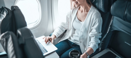Jak dbać o swoje oczy podczas podróży samolotem