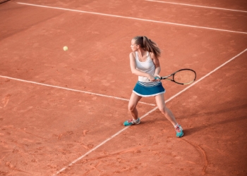 Soczewki kontaktowe do gry w tenisa - jakie wybrać?