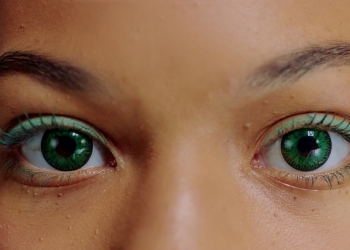 Czy soczewki zmieniają kolor oczu?