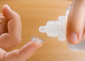 Czy soczewki kontaktowe można czyścić solą fizjologiczną?